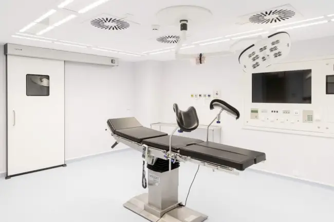 نور سفید اتاق جراحی