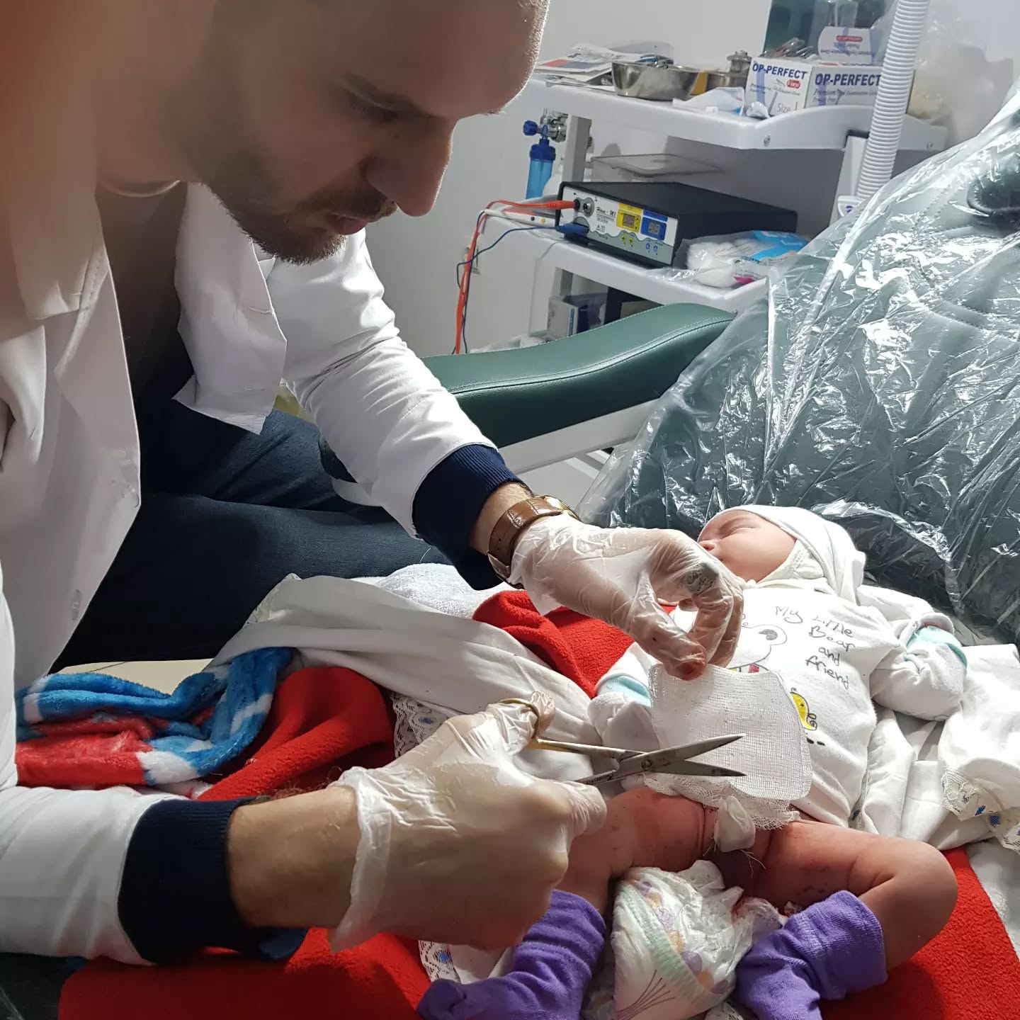  این تصویر مربوط به انجام یک عمل جراحی کوچک مانند ختنه نوزاد یا تعویض پانسمان پس از آن باشد.